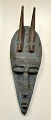 Afrikanische 
Maske, Mitte 
des 20. 
Jahrhunderts. 
Geschnitztes 
Holz mit 
geschlagenem, 
blau ...
