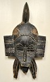 Afrikanische 
Maske, Mitte 
des 20. 
Jahrhunderts. 
Geschnitztes 
Holz. H.: 34 
cm.
Provenienz: 
...