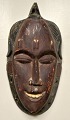 Afrikanische 
Maske, Mitte 
des 20. 
Jahrhunderts. 
Lackiertes 
Holz. H.: 25,5 
cm.
Provenienz: 
...