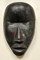 Afrikanische 
Maske, Mitte 
des 20. 
Jahrhunderts. 
Geschnitztes 
Hartholz. H.: 
21 cm.
Provenienz: 
...