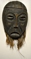 Afrikanische 
Maske, Mitte 
des 20. 
Jahrhunderts. 
Geschnitztes 
Holz mit Jute. 
H.: 40 ...