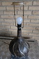 Retro Tischlampe, signeret "Bjørn", der ganz viel 
Lampen gemacht hat
Schön und kreativ aus keramik gemacht
H: 31cm exkl. Fassung
Der Preis ist inkl. den Halter
In gutem Stande