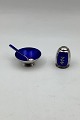 Volmer Bahner 
Sterling Sølv 
Salt&Pebersæt 
Blå emalje
Måler Saltkar 
Diam 5 cm
Peberbøsse H 4 
...
