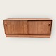 Sideboard/Schrank 
aus Teakfurnier 
mit 
Schiebetüren 
und abnehmbarem 
Sockel. Sehr 
schöner ...