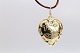 Heart-shaped 
pendant in 14 
carat gold, 
with fine 
details.