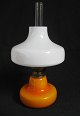 Holmegård 
Öllampe aus 
Glas, 1960er 
Jahre. In 
orangefarbenem 
Glas mit weißem 
Deckel. Brenner 
aus ...