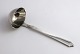 Georg Jensen. 
Sølvbestik 
(830). 
Pyramide. 
Sovseske. 
Længde 17 cm. 
Produceret 1929