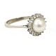 18kt Weissgold Ring mit Perle flankiert von 18 Diamanten von je etwa 0,015ct. 
Ringr. 56