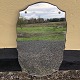 Spiegel in 
schöner Form 
auf einem 
Holzbrett 
montiert. 
Abmessungen: 
62x37 cm