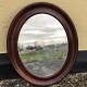Älterer Spiegel 
mit 
mahagonifurniertem 
Rahmen. Starke 
Patinierung auf 
dem 
Spiegelglas. 
59x48cm