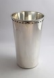 Georg Jensen. 
Vase aus 
Sterlingsilber 
(925). 
Bernadotte. 
Höhe 18,7 cm.