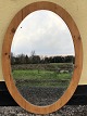 Ovaler Spiegel 
in einem Rahmen 
aus 
Kiefernholz, 
Maße: 88x62 cm