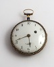 Nolls. Goldene 
Taschenuhr mit 
Emaille-
Rückseite 
(750). 
Werknummer 
1393. 
Durchmesser 50 
mm. ...