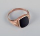 Henry Roland, 
Danish 
goldsmith. 14 
karat gold ring 
with onyx.
Mid-20th 
century.
Marked 585 H. 
...