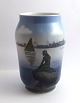 Königliches 
Kopenhagen. 
Vase mit der 
kleinen 
Meerjungfrau. 
Langelinie. 
Modell 4576. 
Höhe 17 cm. ...
