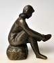 Dänischer 
Künstler (20. 
Jahrhundert) 
Mädchen zieht 
Strümpfe an. 
Bronze. 
Monogrammiert: 
HJ. ...