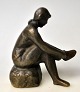 Dänischer 
Künstler (20. 
Jahrhundert) 
Mädchen zieht 
Strümpfe an. 
Bronze. 
Monogrammiert: 
HJ. ...