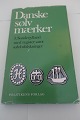 Danske sølvmærker
3.Sønderjylland med register samt forfalskninger
Danske guld og sølv smedemærker før 1870
Af Chr. A. Bøje
Revideret og udvidet udgave redigeret af Sigurd 
Schoubye
Politikens forlag
1982
Sidetal: 135
In gutem Stande