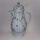 Kaffekande i 
porcelæn. 
Dekoreret 
musselmalet i 
blåt. 
Produceret på 
Rauenstein 
porcelænsfabrik 
i ...