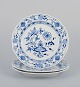 Meissen, 
Tyskland, tre 
løgmønstret 
tallerkner.
Hånddekoreret 
med blomster.
Midt ...