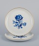 Meissen, 
Tyskland. To 
tallerkner. 
Hånddekoreret 
med blå 
blomstermotiver, 
guldkant.
Midt ...