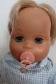 Eine Puppe aus die 1950-Jahren
"Tiny Tears Doll"
H: um 31cm
Stempel oben hinten: Made in England 12B
Öffnet und schliessen die Augen
Mit Sauger/Schnuller, Saugflasche und etwas 
Kleidern
In gutem Stande