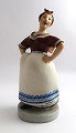 Königliches Kopenhagen. Porzellanfigur. Bode Willumsen. Die Frau des Fischers. 
Modell 4047. Höhe 22 cm. (1 Wahl)