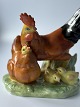 Gruppe mit 
Huhn, Hahn und 
zwei Küken - 
Osterfigur aus 
glasiertem 
Porzellan.
Gewicht 1.439 
...