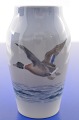 Royal 
Copenhagen 
Porzellan 
Kleine Vase mit 
fliegender Ente 
verziert. nr, 
1087/88b. Höhe 
13,5 cm. ...