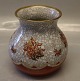 097-349 Dj Vase 
 Rød med blomst 
på grå og med 
guld kant  14 x 
14 cm Dahl 
Jensen. Mærket 
med ...