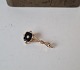 1800tals broche 
i 14 kt guld 
med onyx og 
lille perle
Stemplet 585 - 
HF
Længde 23 mm. 
bredde 12 mm.