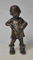 Dänischer 
Künstler (19. 
Jahrhundert): 
Bronzefigur 
eines Kindes 
mit großen 
Schuhen. H: 
13,5 cm.