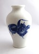 Königliches 
Kopenhagen. 
Blaue Blume. 
Vase. Modell 
8259. Höhe 16,5 
cm. (2. Wahl)