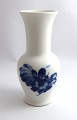 Königliches 
Kopenhagen. 
Blaue Blume. 
Vase. Modell 
8260. Höhe 18,5 
cm. (2. Wahl)