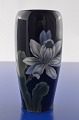 Royal 
Copenhagen 
Porzellanvase, 
Blumenmotiv aus 
weisser 
Magnolie, Nr. 
2797/235. Höhe 
17 cm. ...