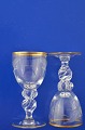 Weinservice von 
Lyngby-Glas, 
Möwenglas mit 
Gold. 
Möwe 
Schnapsglas, 
Höhe 8 cm. 
Tadelloser 
Zustand.