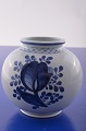 Royal 
Copenhagen, 
Tranquebar blau 
runde Vase  
modell nr. 
11-1163. Höhe 
11 cm. 
Tadelloser 
Zustand ...