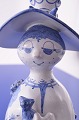 Bjorn 
Wiinblad-Figur, 
verziert mit 
blau glasiertem 
Dekor auf 
hellgrauem 
Sockel. Tante 
Ella M.15. ...