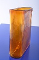 Moderne Vase 
aus 
bernsteinfarbenem 
Glas mit matt 
geschliffenen 
Rillen am 
Becken, Breite 
19,5 x 7 ...