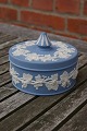 Wedgewood 
England.
Schöne und 
gepflegte 
Deckeltopf oder 
Bonbonniere, 
mit Reben und 
Trauben ...