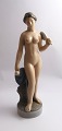 Königliches 
Kopenhagen. 
Porzellanfigur. 
Stehende nackte 
Frau mit 
Spiegel. Modell 
4639. Höhe 25,5 
...