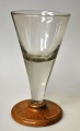 Strochl Glas 
auf einem 
Holzsockel, 
Dänemark aus 
dem 19. 
Jahrhundert. 
Auf rundem 
Holzsockel. H.: 
...