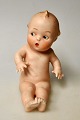 Deutsche 
kaltbemalte 
Biskuitfigur, 
19. Jahrhundert 
Sitzendes 
nacktes Kind. 
Gestempelt. H.: 
12 ...