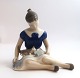 Bing & 
Gröndahl. 
Porzellanfigur. 
Sitzendes 
Mädchen mit 
Katze. Modell 
2329. Höhe 12 
cm. (1 Wahl)