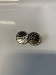Broche i 
Sterling sølv
Længde: 4,2 cm
Bredde: 2,3 cm