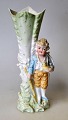 Bisquitvase mit 
Junge, 
Deutschland. 
19. 
Jahrhundert. 
Kaltbemalung in 
Pastellfarben 
und mit ...