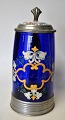 Deutscher 
Trinkbecher aus 
kobaltblauem 
Glas aus dem 
19. 
Jahrhundert, 
verziert mit 
Emaillefarben 
...
