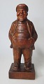 Gibsvad, Knud 
(1889 - ) 
Dänemark: 
Schnitzerei 
eines Mannes. 
H.: 19 cm. 
Signiert: 
Monogramm ...