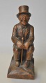 Gibsvad, Knud 
(1889 - ) 
Dänemark: Ein 
sitzender Mann 
mit einem 
Stock. 
Geschnitzte 
Eiche. ...