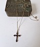 Granat kors i 
forgyldt 
halskæde